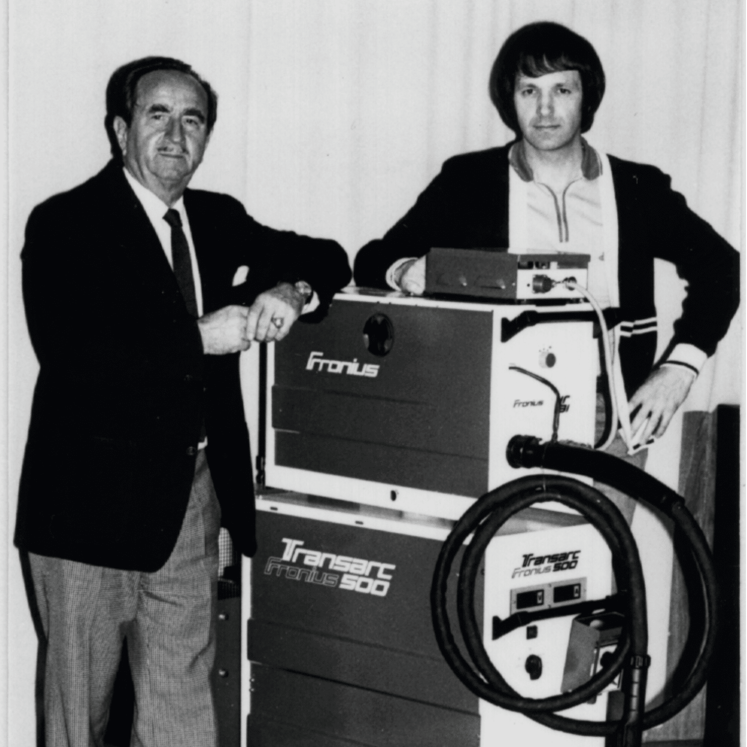 Grundaren Günter Fronius (vänster) med den första första strömkällan TransArc 500